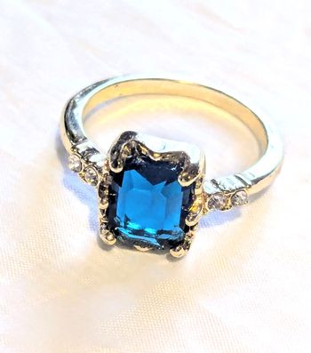 Bague Fine Grosse Pierre Rectangulaire Bleue Socle Pierres Blanche Strass Bijou Doré Fantaisie Femme