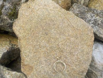 Collier fine chainette dorée avec croissant de lune