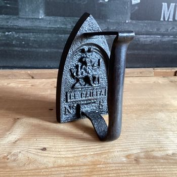 Fer à repasser tout en FONTE décor "Le CAÏFFA"