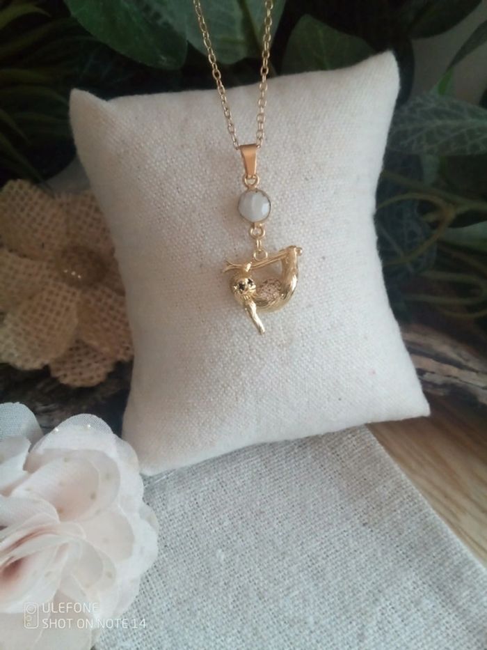 Collier pierre de lune et pendentif paresseux