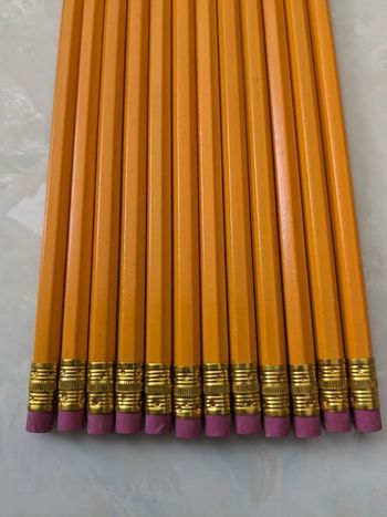 Lot de 12 crayons de papier avec gomme.