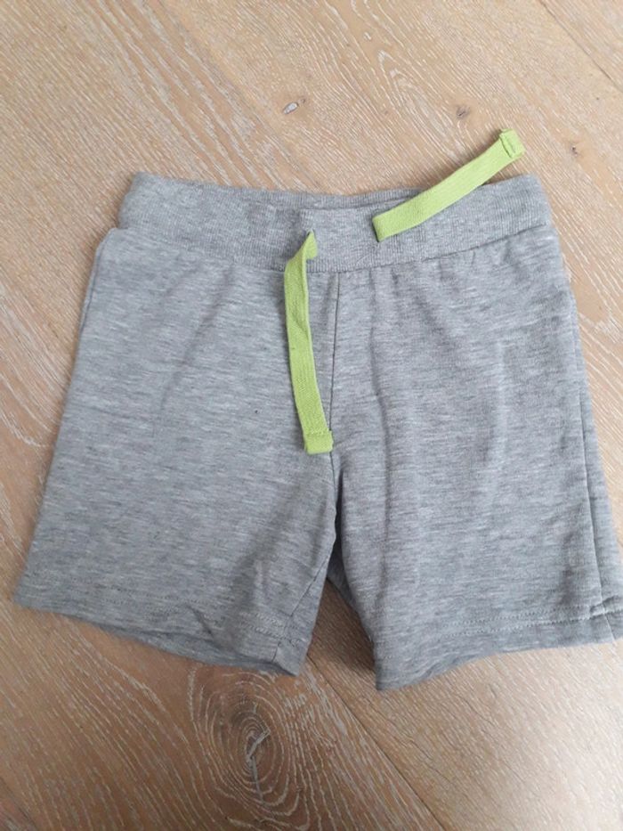 2T-shirts et 1short 6 ans - photo numéro 9