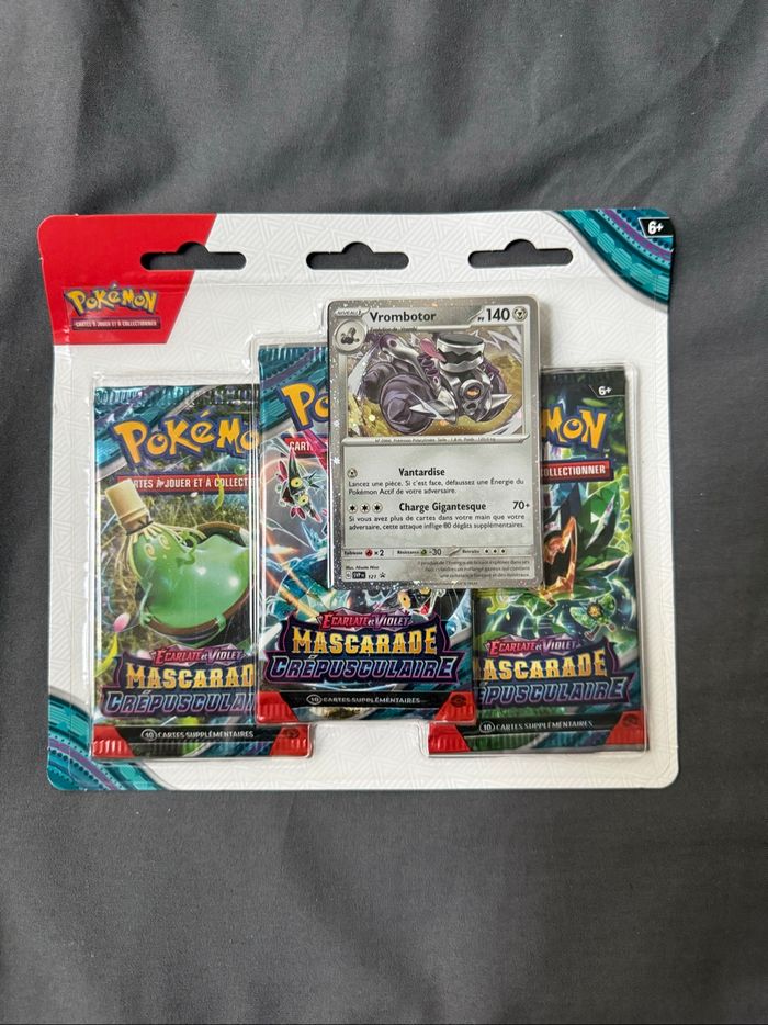 Tripack Pokémon Écarlate et Violet EV06 Mascarade Crépusculaire – Promo Vrombotor – Neuf