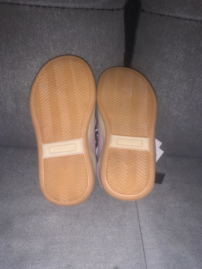 Chaussures neuves fille pointure 22 - photo numéro 4