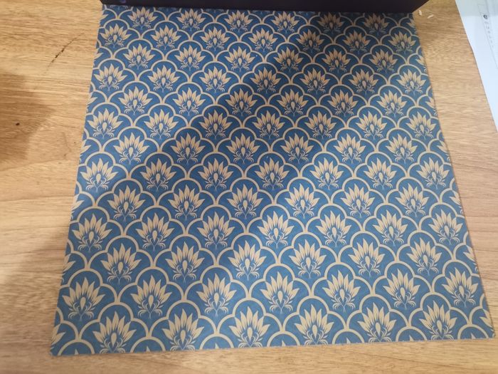 Un bloc de papiers décoratifs “Duo-Design Papier – Hintergründe” (Ideen mit Herz)
Format 25 × 25 cm, 250 g/m², 20 feuilles, impressions recto/verso. - photo numéro 6