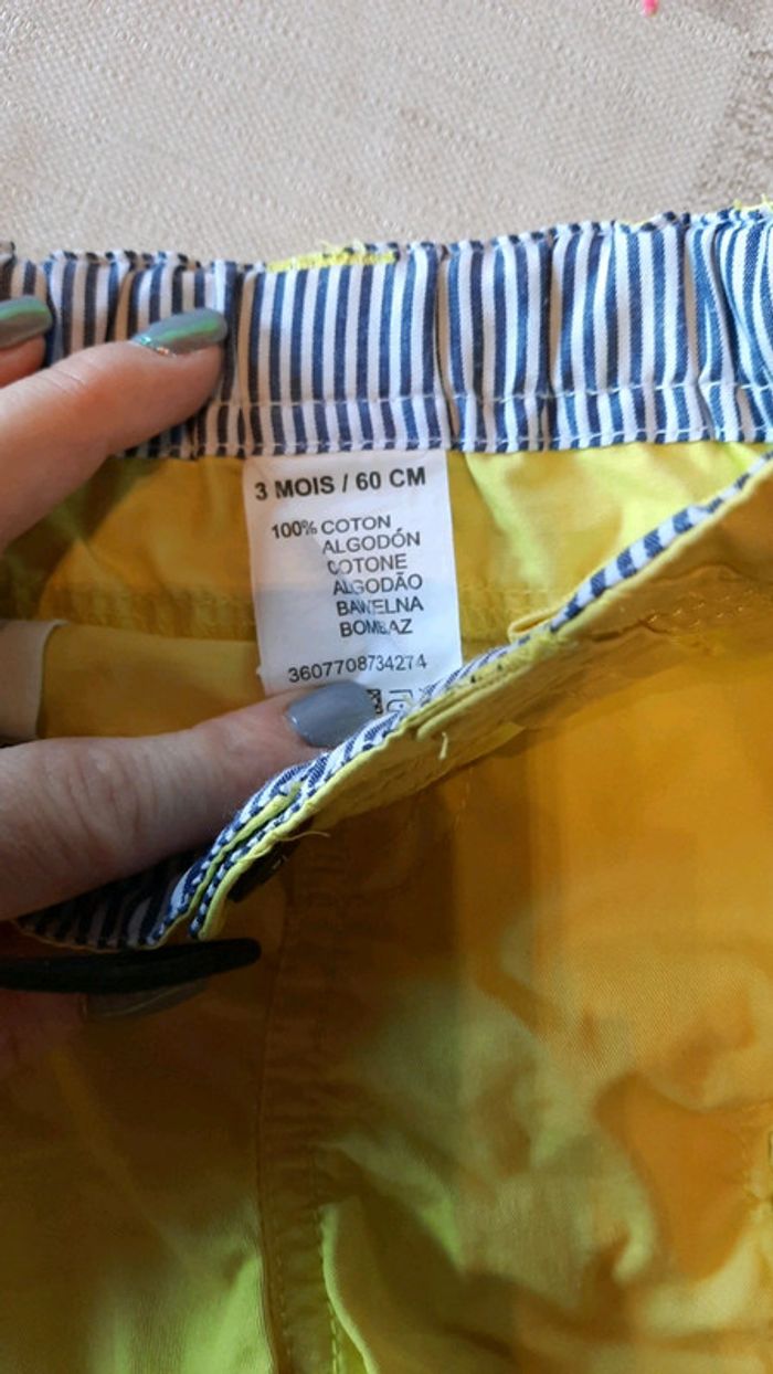 Short jaune - photo numéro 3