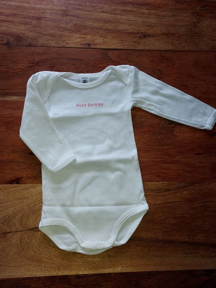 Lot bodies 6 mois - photo numéro 3