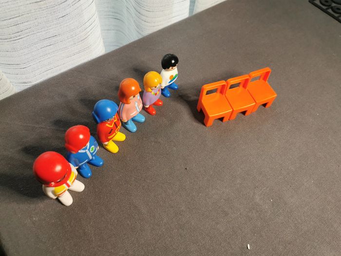 Figurines personnages et chaises Playmobil 1990 - photo numéro 2