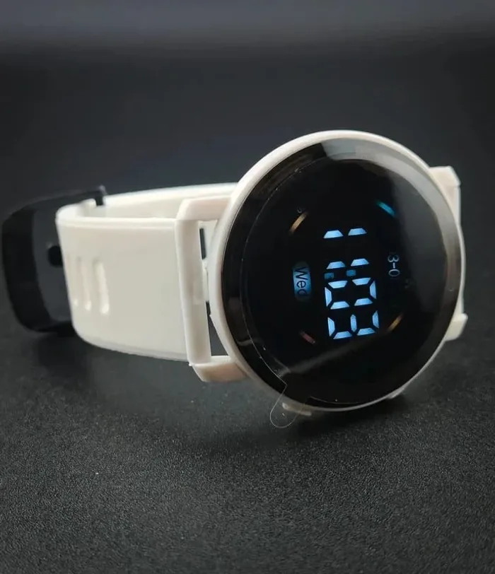 Montre digitale blanche, style rétro affichage