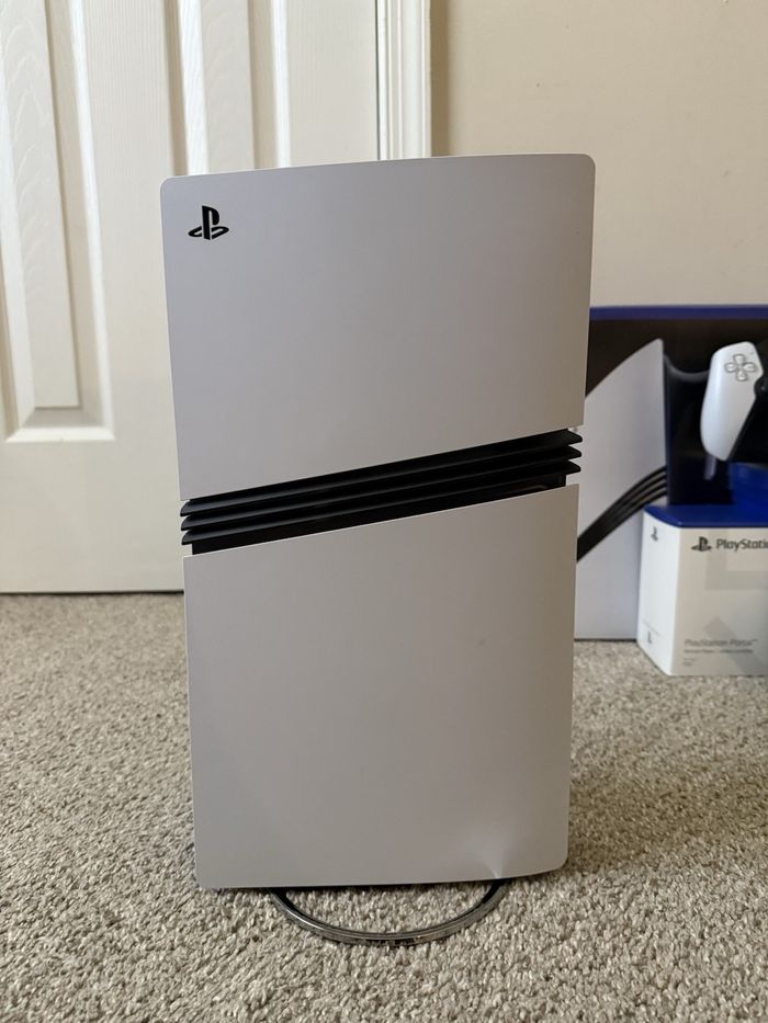 Sony Playstation 5 pro +portal et deux manettes - photo numéro 3