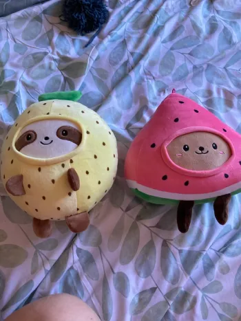 Lot peluches animal déguisé en ananas et pastèque