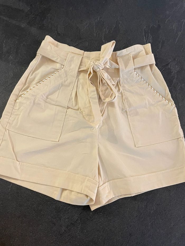 Short beige