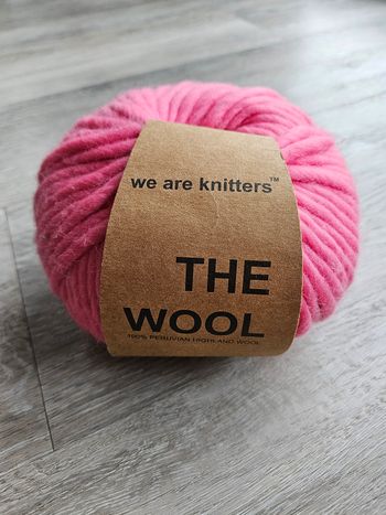 Grosse pelote de laine The whool we are knitters