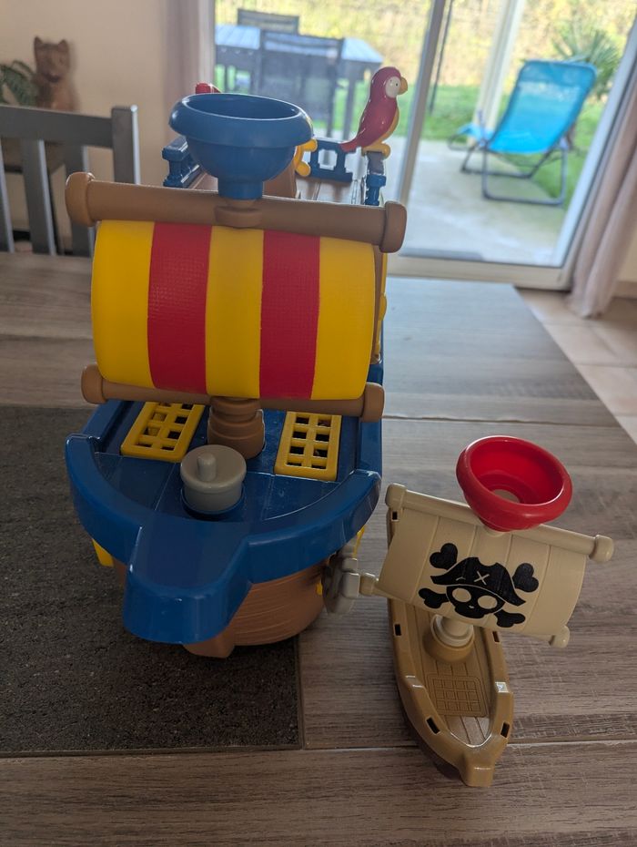 Vend lot de bateaux pirates avec 3 figurines - photo numéro 2