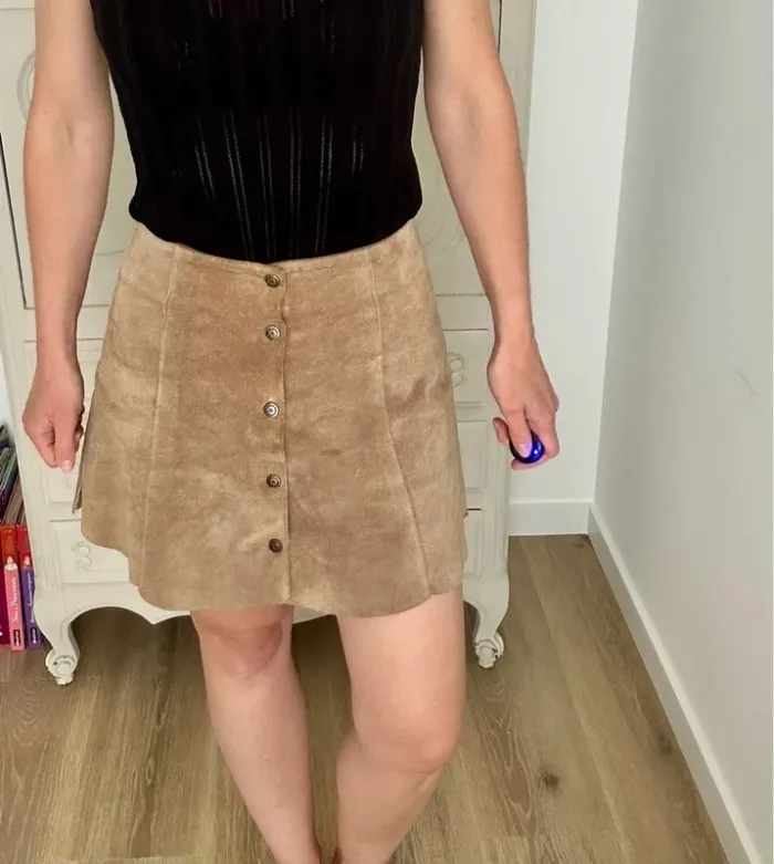 Superbe petit jupe marron Camel bas pétale Etam en cuir daim et boutons taille 36 , S , 1 - photo numéro 8