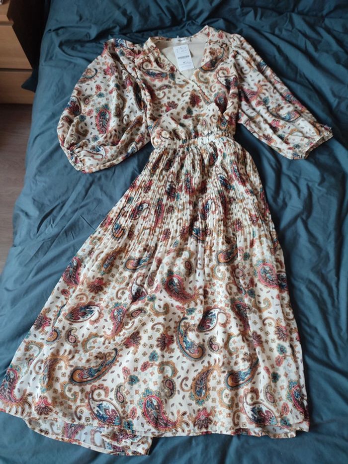 Robe mi-longue plissée