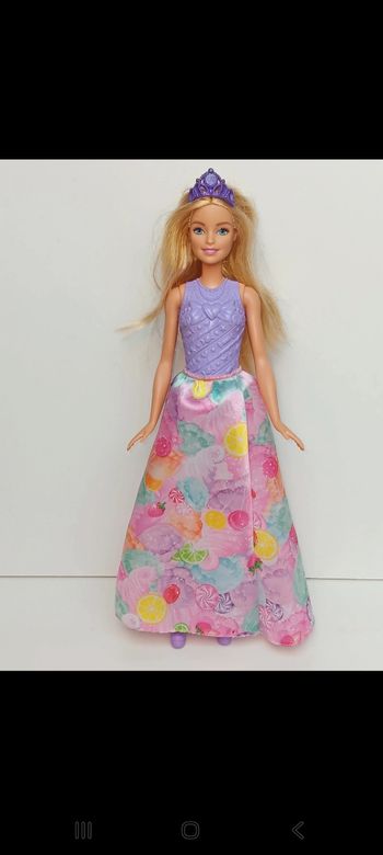 Poupée mattel barbie Dreamtopia royaume des bonbon
Poupée et ensemble compris