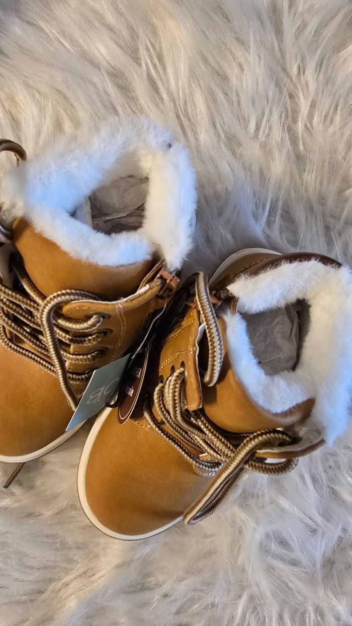 NEUVES  (non portées) 🏷😍🤩superbes bottines fourrées garçon pointure 24🤎🤎💙💙 - photo numéro 3