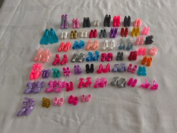 Lot paires de chaussures barbie