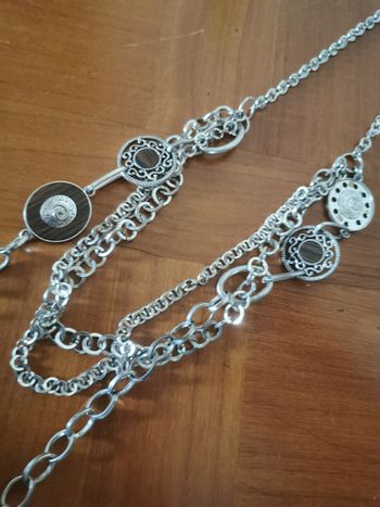 Sautoir chaîne argentée aux médaillons 