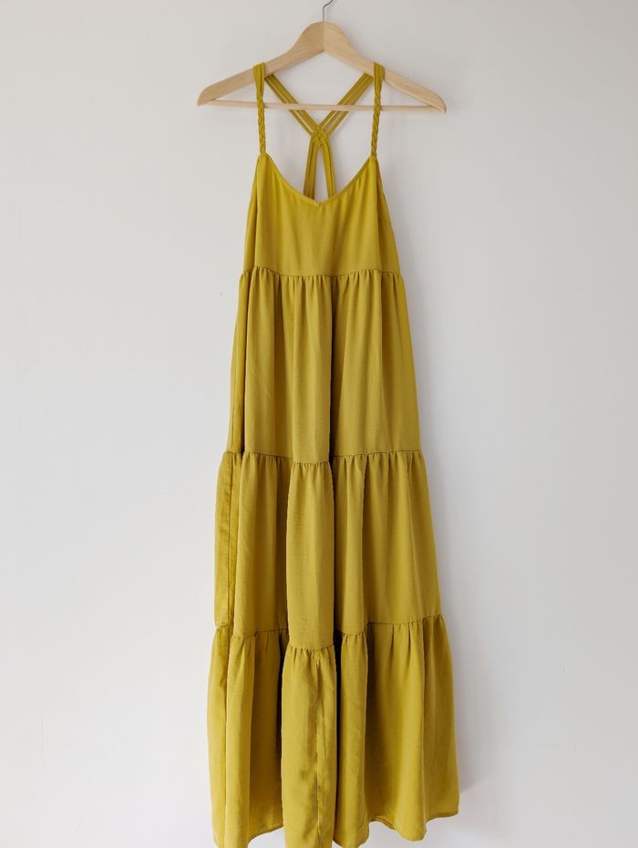 Robe longue maxi d'été à volants
Couleur jaune moutarde 
dos croisé 
look bohème moderne 
Marque Cache Cache 
Taille 36 S
Très bon état - photo numéro 8
