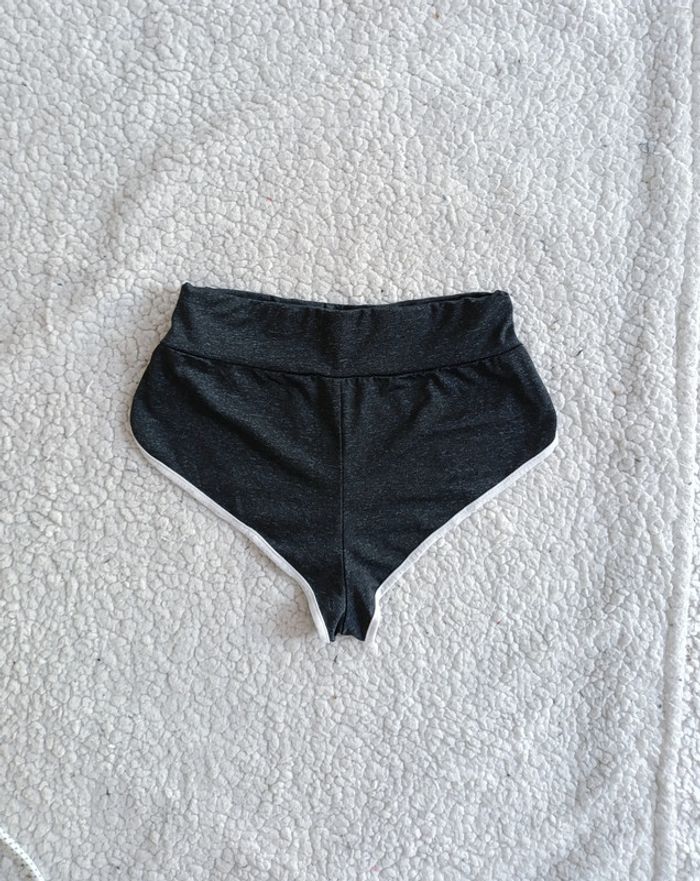 Mini short noir bord blanc vintage sport y2k