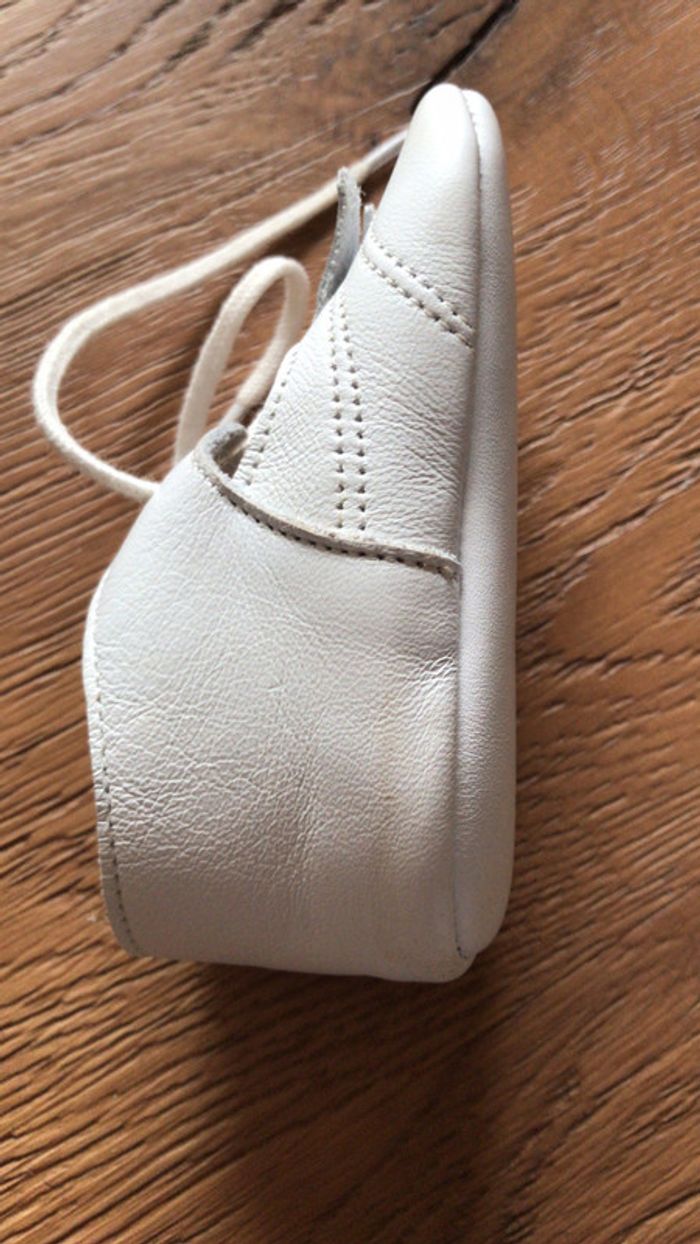Petit chausson blanc - photo numéro 3