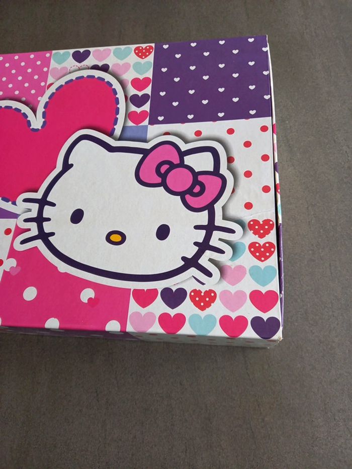 Boîte Hello Kitty et accessoires - photo numéro 2