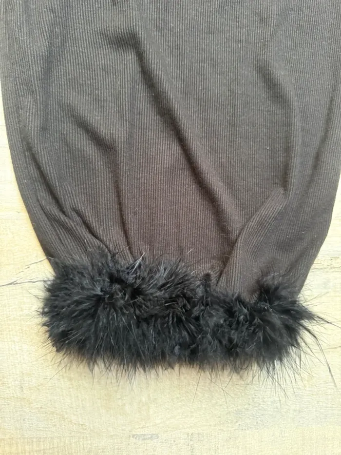 Robe noir avec plumes fine bretelles - photo numéro 3