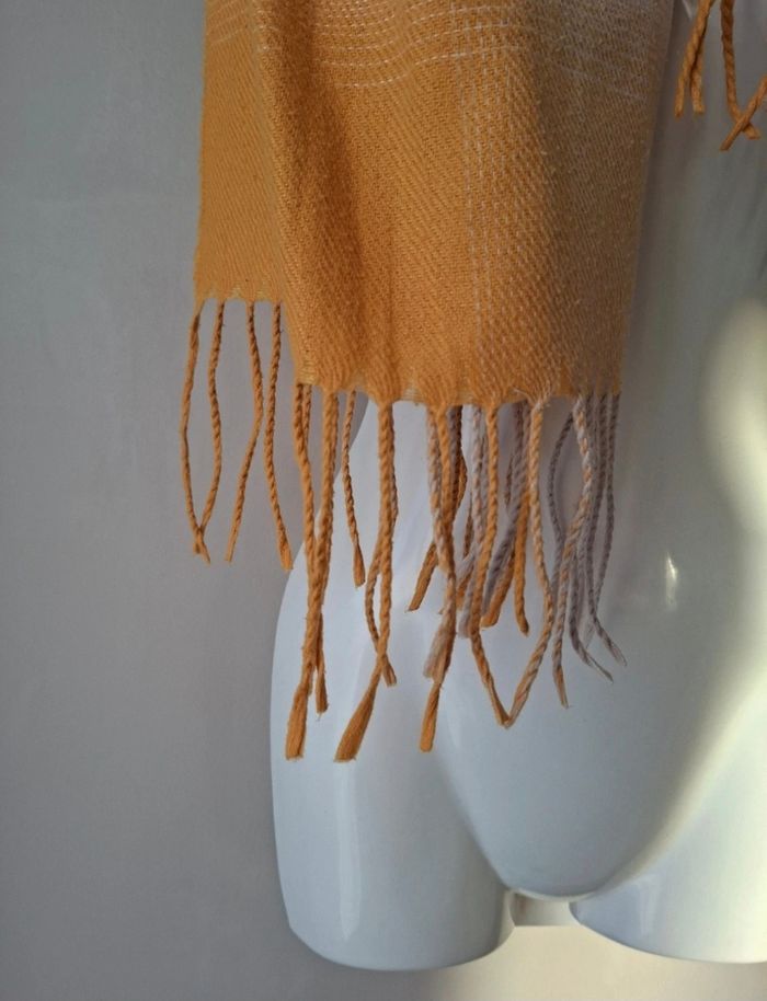 Écharpe moutarde et blanche à franges - photo numéro 3
