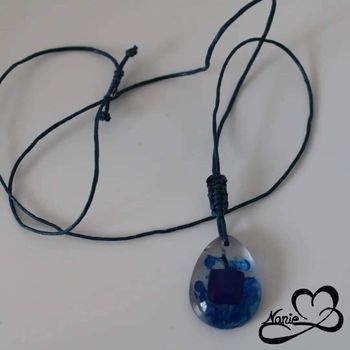 Pendentif avec une mosaïque bleue.