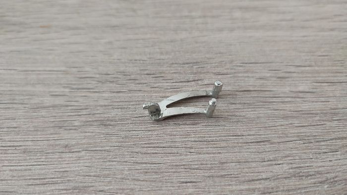 Support capote gauche pièce détachée miniature Mercedes Benz 300S 1955 Maisto 1/18 1/18ème #B66 - photo numéro 2