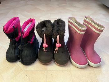 Lot bottes fournées et bottes de pluie