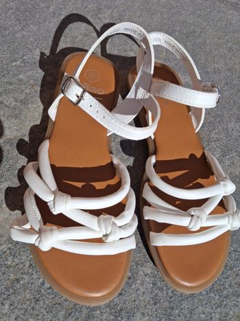 Nu pied blanc comme neuf