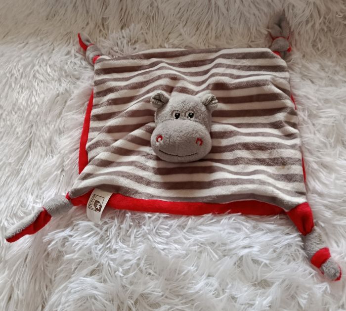 Doudou carré plat hippopotame gris rayé et rouge - Banque populaire