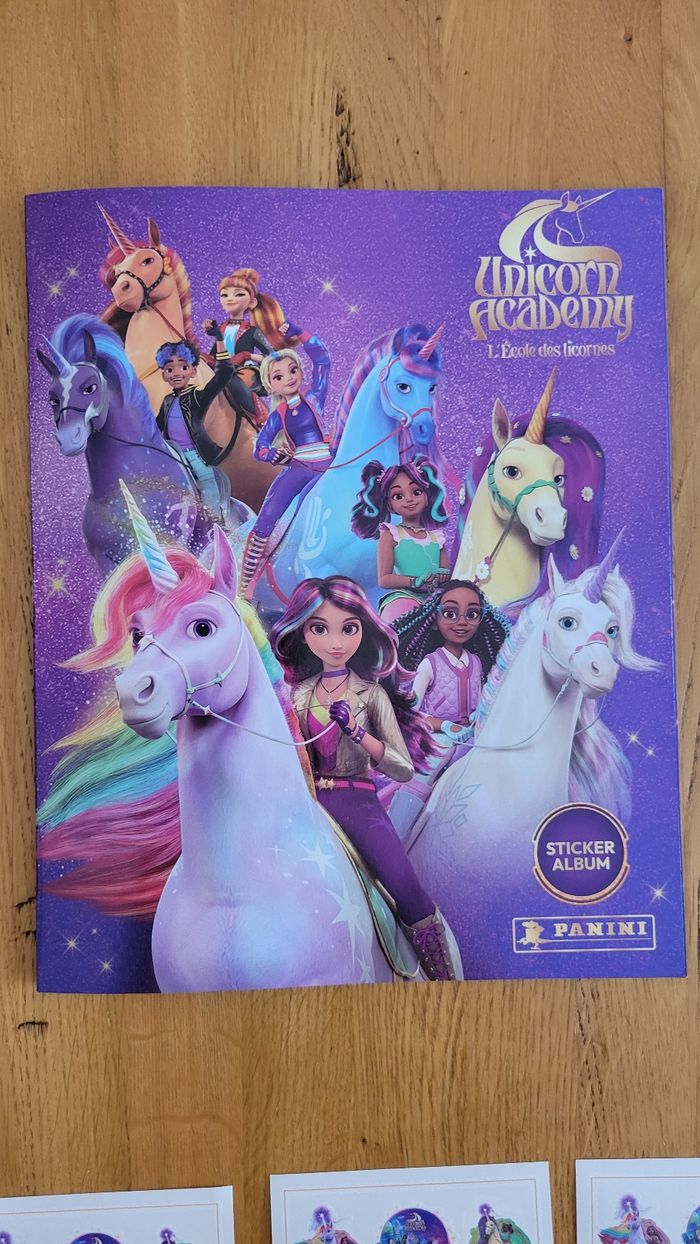 Lot L'école des licornes : 1 album panini , 3 planches de tatouage temporaire, 1 poster - photo numéro 6