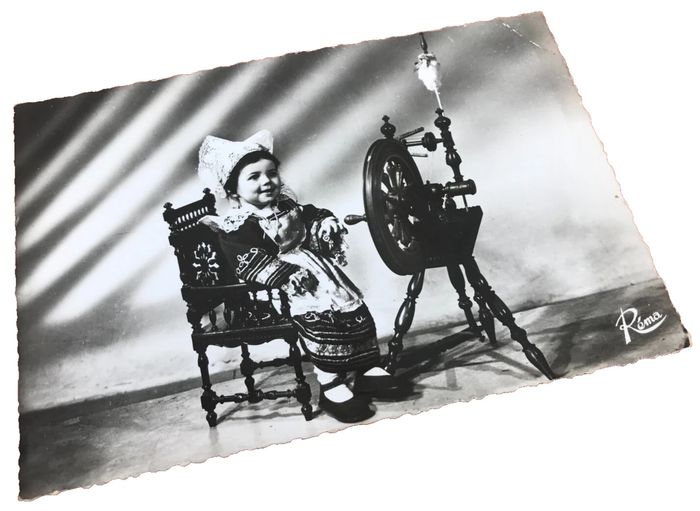 Carte postale ancienne Bretagne Petite Bretonne portant son premier costume de Pont Aven - photo numéro 7