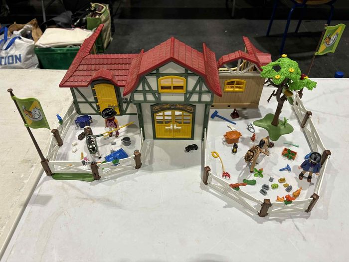 Grande écurie playmobil avec personnage et accessoires - photo numéro 2