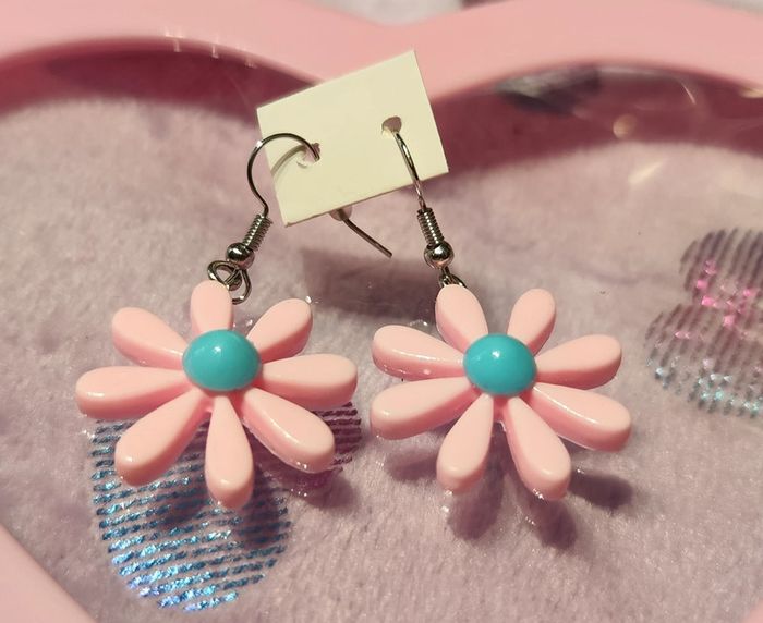 Jolie fleur rose plastique en boucles d'oreilles - photo numéro 2