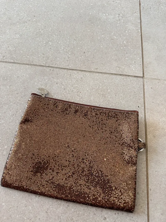 Pochette Cosmetic club, bon état, 21*16cm, la couleur part un petit peu à certains endroit