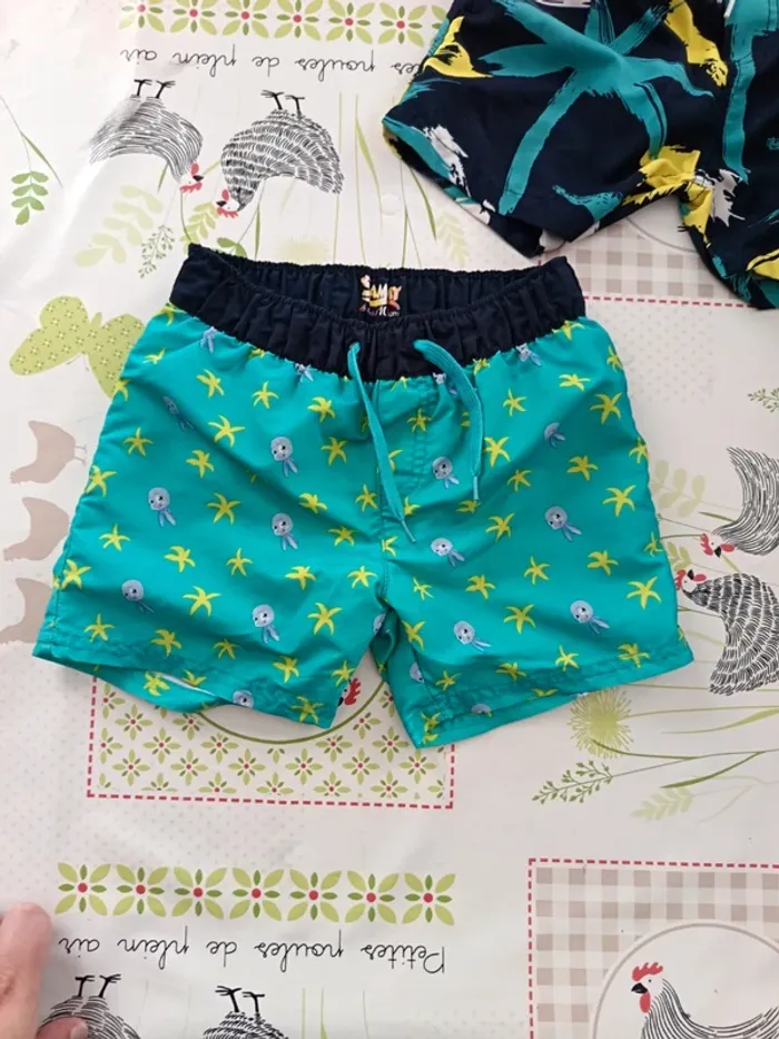 Lot de 2 shorts de bain taille 4 ans. - photo numéro 3