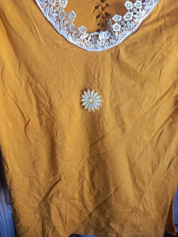 Tee-shirt ouvert dans le dos avec dentelles - photo numéro 4