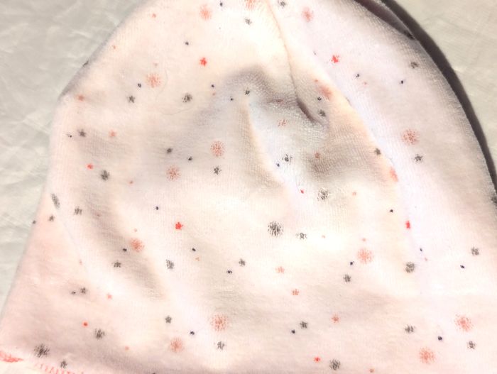 Bonnet Rose Minuscules Etoiles Grises Rouges Roses Vêtement Accessoire Petits Enfants Bébés - photo numéro 2