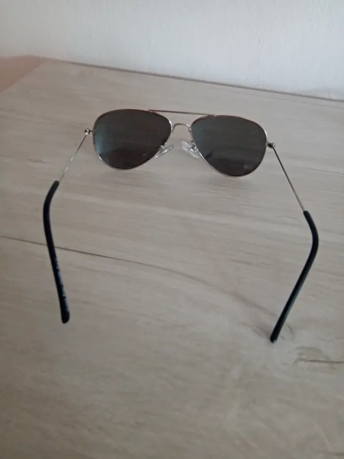 Jolie paire de lunettes de soleil - photo numéro 2