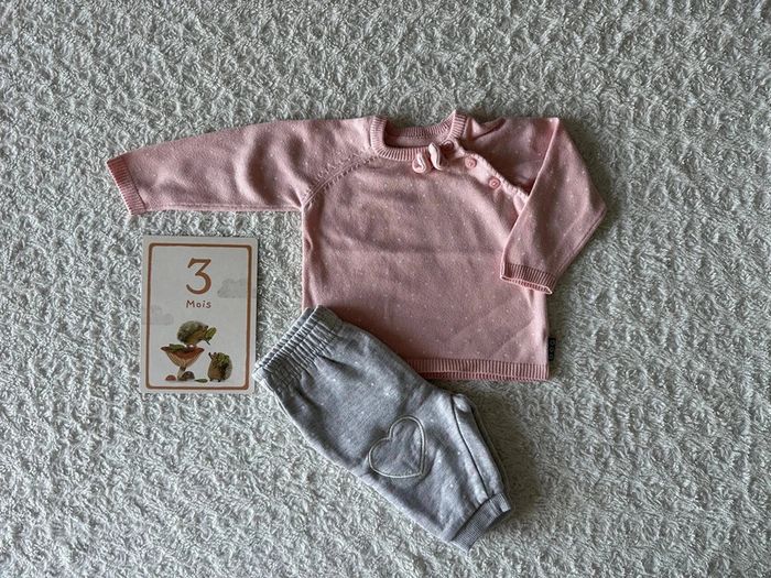 Ensemble, pantalon et pull marque petit cailloux, taille 3 mois