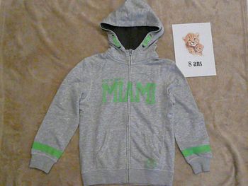 Veste zippée grise 8 ans (n°31 bis)