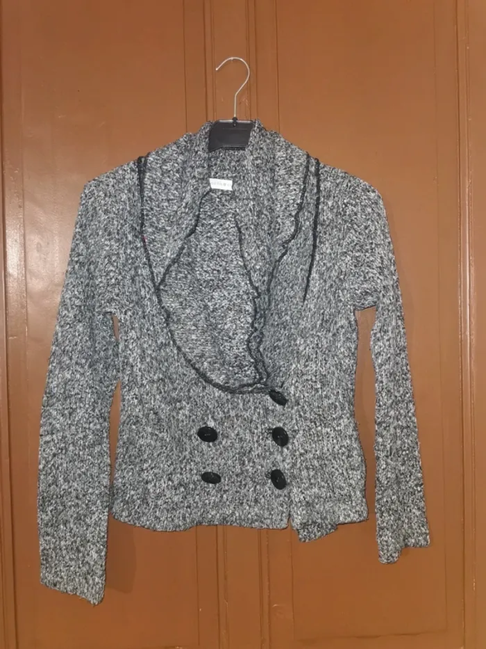 Gilet maille gris.
