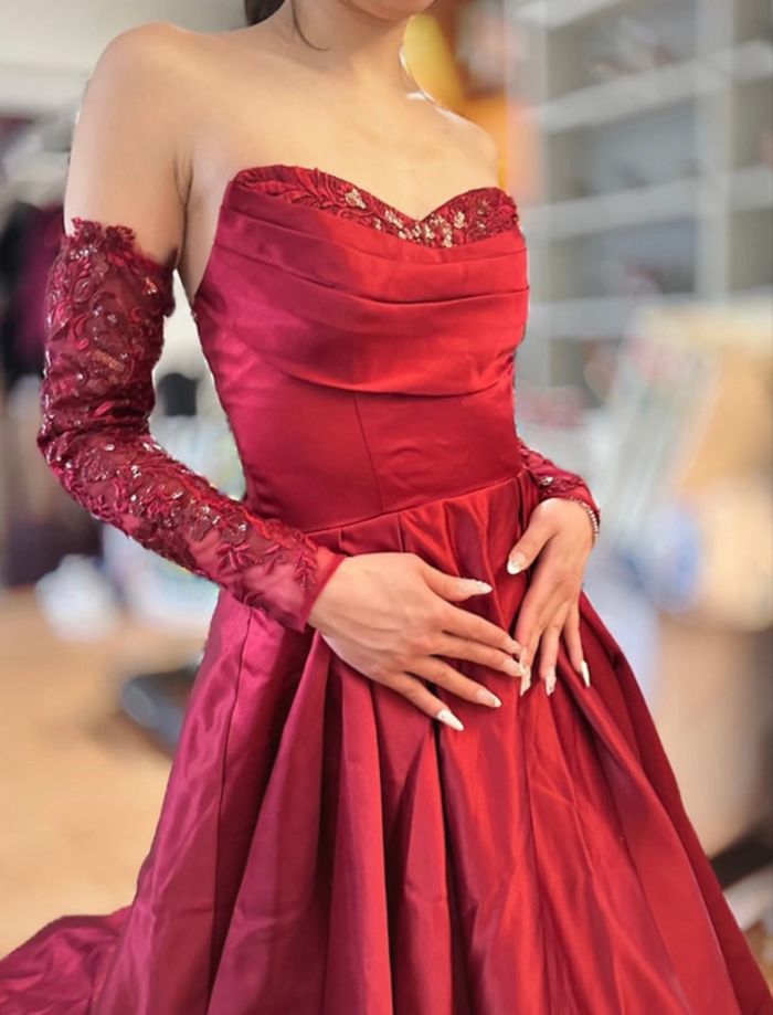 Robe de soirée rouge bordeaux bustier et manche en dentelle amovible - photo numéro 5