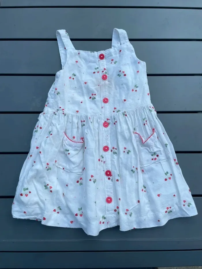 Joli robe brodée "fraises" taille 4 ans