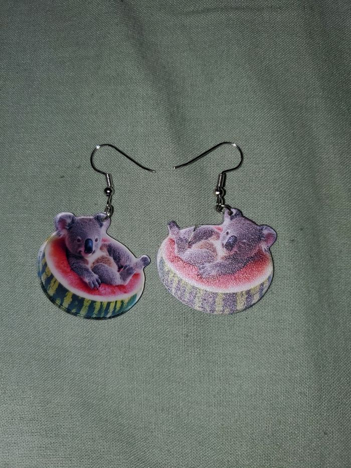 Boucles d'oreilles koala sur tranche de pastèque